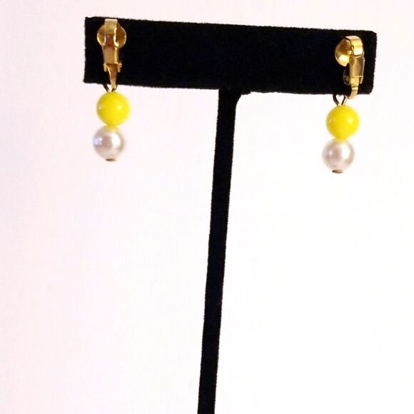 5/$25. Vintage Yellow faux pearl dangle earrings - Picture 3 of 4